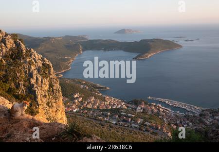 Vista di Kaş dalle scogliere sopra, Via Licia, Kaş, Turchia Foto Stock