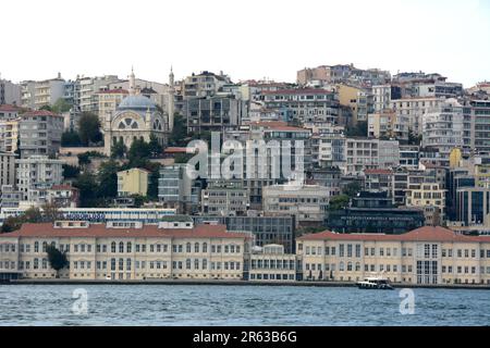 Il quartiere residenziale di Cihangir si affaccia sullo stretto del Bosforo nel quartiere Beyoglu sul lato europeo di Istanbul, Turchia / Turkiye. Foto Stock