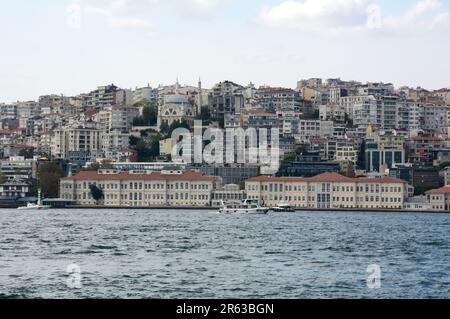 Il quartiere residenziale di Cihangir si affaccia sullo stretto del Bosforo nel quartiere Beyoglu sul lato europeo di Istanbul, Turchia / Turkiye. Foto Stock