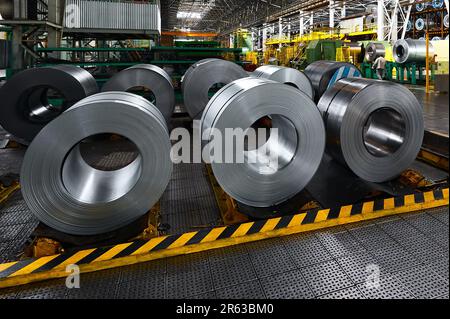 Bobine in acciaio zincato laminato a freddo per auto di produzione Foto Stock