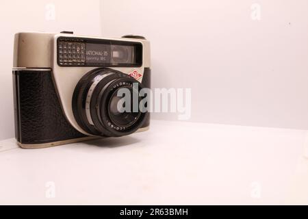 Una macchina fotografica in bianco e nero d'epoca molto antica su sfondo bianco. Foto Stock