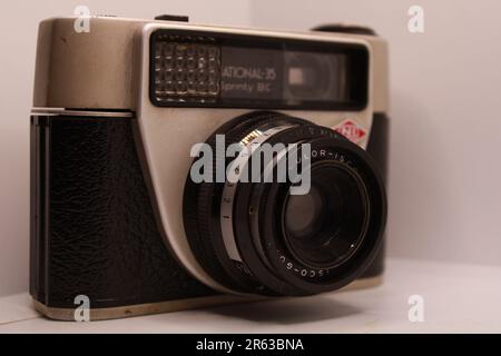 Una macchina fotografica in bianco e nero d'epoca molto antica su sfondo bianco. Foto Stock