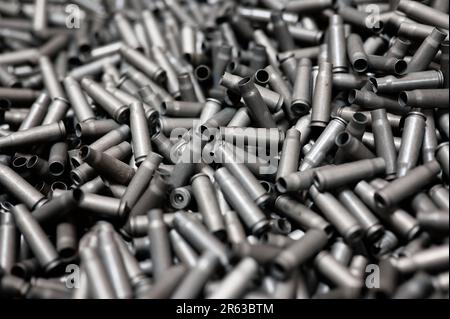 I contenitori bullet su sfondo scuro nell'impianto di produzione delle armature Foto Stock