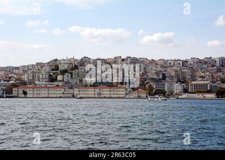 Il quartiere residenziale di Cihangir si affaccia sullo stretto del Bosforo nel quartiere Beyoglu sul lato europeo di Istanbul, Turchia / Turkiye. Foto Stock