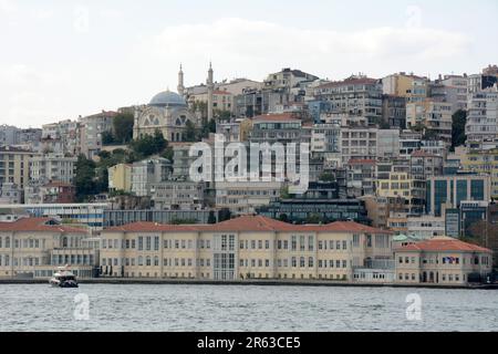 Il quartiere residenziale di Cihangir si affaccia sullo stretto del Bosforo nel quartiere Beyoglu sul lato europeo di Istanbul, Turchia / Turkiye. Foto Stock