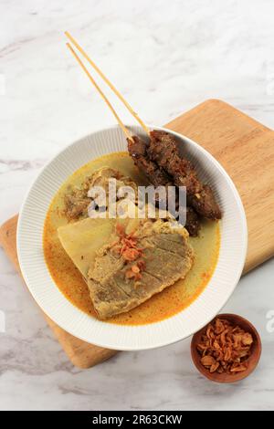 Vista dall'alto Gule and Sate Kambing Jawa Timur, servito su White Ceramic Bowl con menu IED al Adha Foto Stock