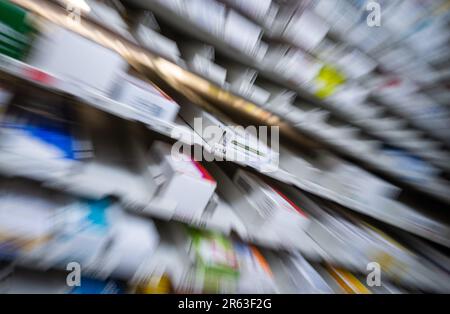 Berlino, Germania. 05th giugno, 2023. Numerosi farmaci, compresi i farmaci da prescrizione, si trovano in una macchina dispensatrice in una farmacia (shot con effetto zoom). Credit: Monika Skolimowska/dpa/Alamy Live News Foto Stock