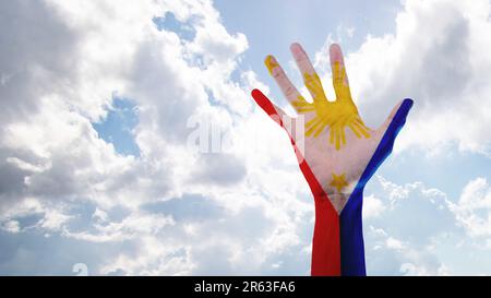 Una mano umana con un colore di bandiera filippina. Filippine Independence Day Concept Foto Stock