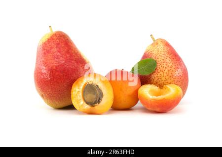 Albicocche intere e mature, pere multicolore isolate su fondo bianco. Multivitaminico e frutti ricchi e succosi Foto Stock