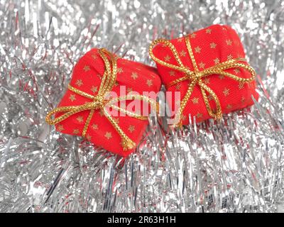 Due red regalo di Natale di scatole con argento lucido decorazione Foto Stock