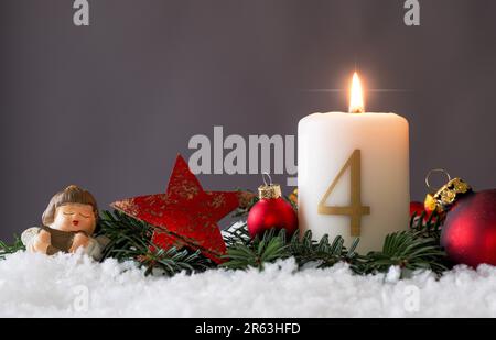 Candela del quarto Avvento brucia, rami di abete e palle di albero di Natale nel concetto di neve, stagionale o vacanze Foto Stock