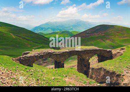 Un antico ponte in pietra nei sobborghi della città di Gadabay, costruito dai fratelli Siemens nel 1879 per trasportare minerale alla pianta da ra a scartamento ridotto Foto Stock