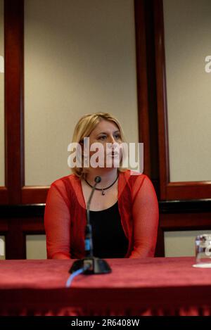 Justine Caines del partito politico What Women Want conduce una conferenza stampa con Ricki Lake e Abbey Epstein mentre Lake è in Australia per una proiezione speciale celebrità del suo documentario di nascita The Business of Bing Born, che sarà rilasciato nel marzo 2008., Sydney, Australia. 02.11.07. Foto Stock