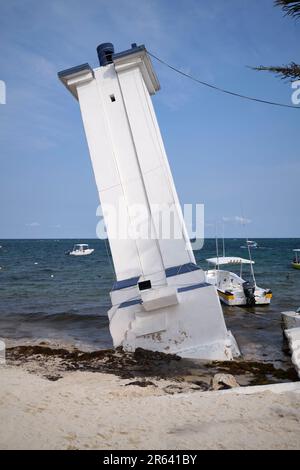 Faro pendente o Faro Inclnado a Puerto Morelos Yucatan Messico Foto Stock