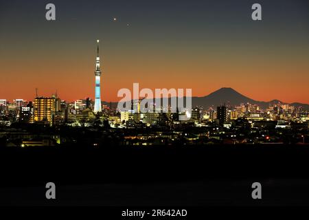 Fuji e Sky Tree al tramonto Foto Stock