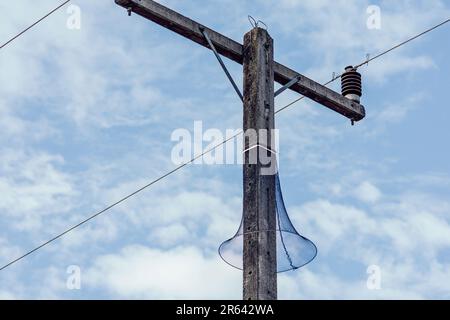 Rete di protezione in nylon o serpente intorno al palo elettrico per proteggere gli animali che si arrampicano con lo sfondo del cielo Foto Stock