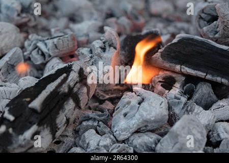 Primo piano immagine di carboni caldi pronti per il barbecue Foto Stock