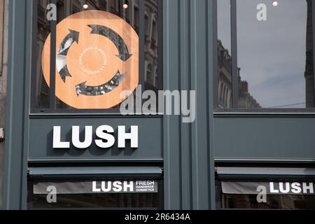 Bordeaux , Aquitaine France - 06 01 2023 : lussureggiante fresco cosmetici fatti a mano segno logo e testo marchio di fronte alla facciata muro negozio di prodotti di bellezza per le donne Foto Stock