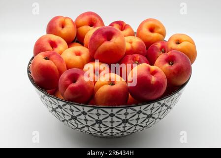 Albicocca fresca in una ciotola isolata su fondo bianco Foto Stock