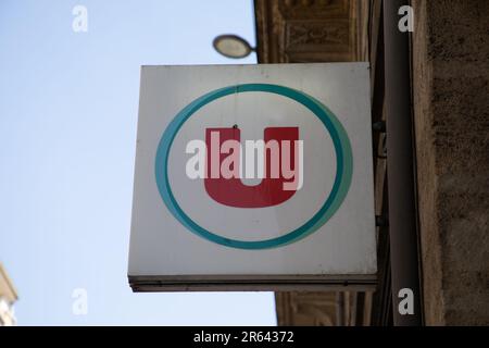 lyon , Aura France - 04 20 2023 : Super U logo segno u e testo marchio parete cartello facciata francese supermercato negozio Foto Stock