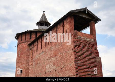 Parte di un vecchio muro di fortezza fatto di mattoni rossi contro il cielo Foto Stock