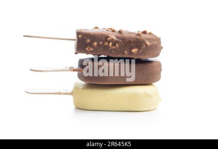 Popsicle, gelato ricoperto di cioccolato isolato su sfondo bianco. Foto Stock