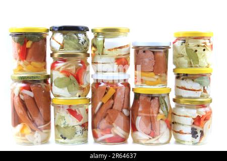 salsicce cecoslovacche in aceto e formaggio in olio isolato su fondo bianco Foto Stock