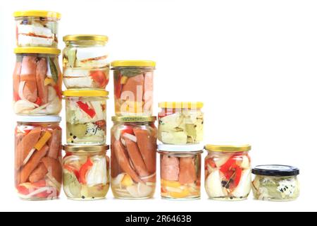 salsicce cecoslovacche in aceto e formaggio in olio isolato su fondo bianco Foto Stock