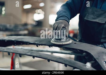 Auto meccanica raddrizzatura carrozzeria in stazione di servizio auto Foto Stock