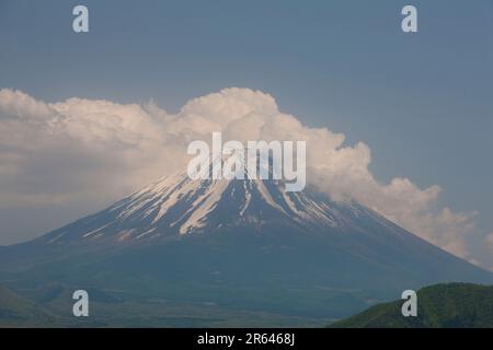 Fuji dal lago Motosu nel mese di maggio Foto Stock