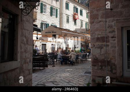 Montenegro, 12 aprile 2023: Un ristorante all'aperto presso la Piazza del latte (Pjaca od mlijeka) nel centro storico di Cattaro Foto Stock