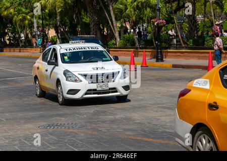 Tassametro taxi a metro in centro città, Merida, Stato Yucatan, Messico Foto Stock