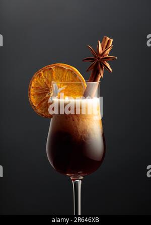 Cocktail russo bianco guarnito con cannella, anice e fetta di arancia secca. Foto Stock