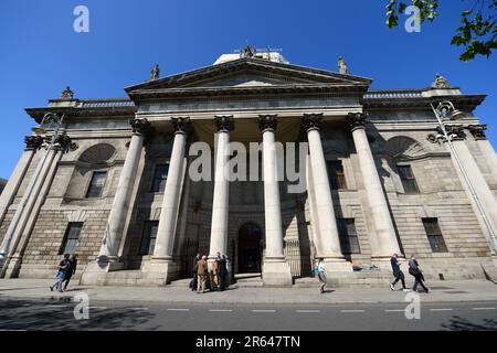 I quattro tribunali (tribunale irlandese) su Inns Quay presso il fiume Liffey a Dublino, Irlanda. Foto Stock