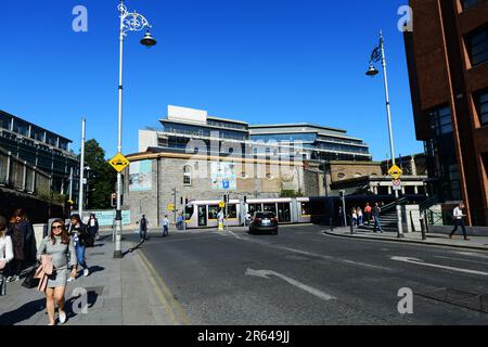Camminando verso la vecchia stazione ferroviaria di Harcourt Street a Dublino, Irlanda. Foto Stock