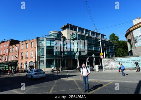 Styne House all'angolo tra Hatch Street e Harcourt Street a Dublino, Irlanda. Foto Stock