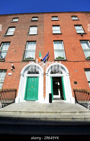 Belle porte verdi in un vecchio edificio su Harcourt Street a Dublino, Irlanda. Foto Stock