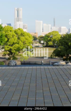 Passaggio pedonale in ciottoli nel Parco Yamashita e edifici a Minatomirai Foto Stock