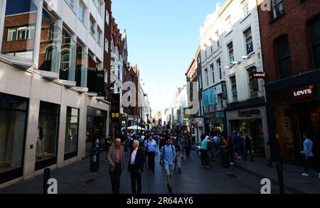 Camminando lungo Grafton Street a Dublino, Irlanda. Foto Stock