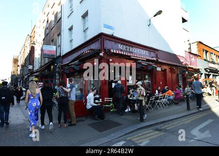 Il vivace Metro Cafe su William Street a Dublino, Irlanda. Foto Stock