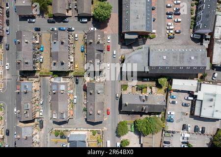 Foto aerea diretta del villaggio di Morley a Leeds, West Yorkshire nel Regno Unito, che mostra una vista aerea drone di file di case e strade in Th Foto Stock