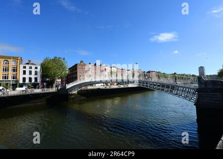 L'ha'Penny Bridge è un iconico ponte pedonale sul fiume Liffey a Dublino, Irlanda. Foto Stock