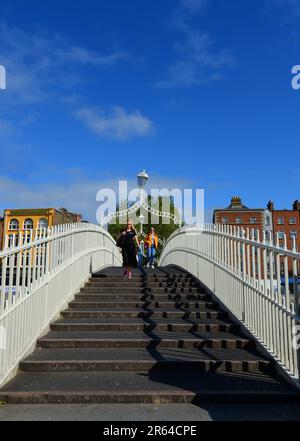 L'ha'Penny Bridge è un iconico ponte pedonale sul fiume Liffey a Dublino, Irlanda. Foto Stock