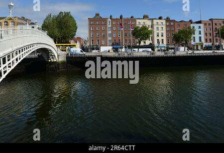 L'ha'Penny Bridge è un iconico ponte pedonale sul fiume Liffey a Dublino, Irlanda. Foto Stock