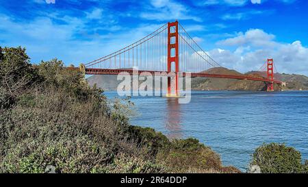 Il Golden Gate Bridge visto dal viale marino sulla baia della città di San Francisco, USA. Emblematico ponte dello stato della California degli Stati Uniti. Foto Stock