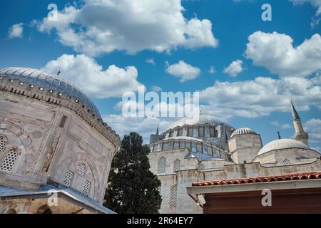 Basso angolo colpo di Mausoleo di Suleiman la magnifica e Moschea Suleymaniye, Istanbul, Turchia Foto Stock