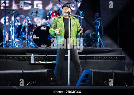 Vasco Rossi si esibisce ieri per il primo concerto del tour 2023 a Bologna allo Stadio Renato Dall'ara Foto Stock