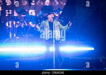 Vasco Rossi si esibisce ieri per il primo concerto del tour 2023 a Bologna allo Stadio Renato Dall'ara Foto Stock