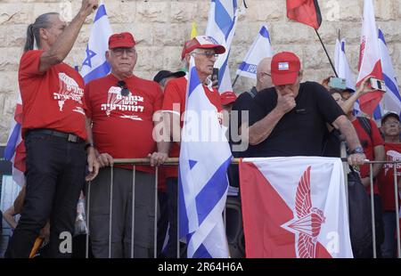 Attivisti anti-governativi e veterani dei paracadutisti della guerra di sei giorni partecipano a una protesta contro la riforma giudiziaria pianificata dal governo israeliano nei pressi del Muro Occidentale nella città vecchia il 5 giugno 2023 a Gerusalemme, Israele. Foto Stock