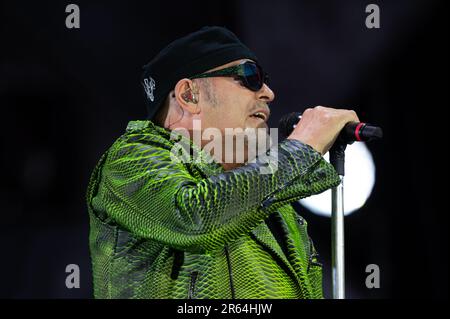 Vasco Rossi si esibisce ieri per il primo concerto del tour 2023 a Bologna allo Stadio Renato Dall'ara Foto Stock